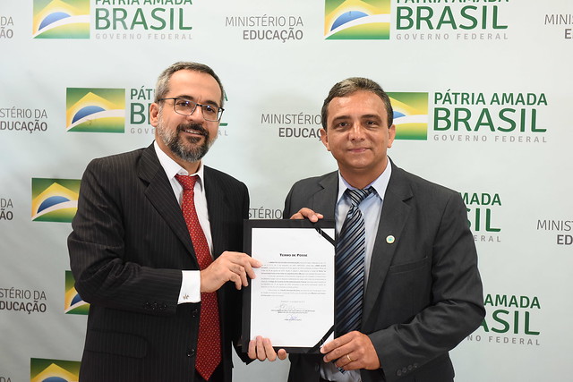 O ministro da Educação, Abraham Weintraub, e Janir Alves Soares, reitor empossado da UFVJM