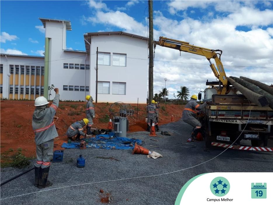 Campus Janaúba recebe postes de rede provisória de energia