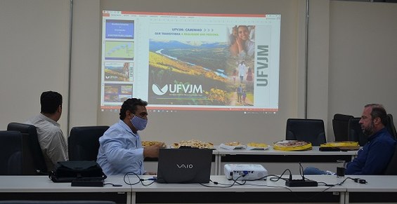 Senador Alexandre Silveira teve oportunidade de conhecer o potencial da instituição, por meio da apresentação do Portfólio da UFVJM pelo reitor Janir Soares