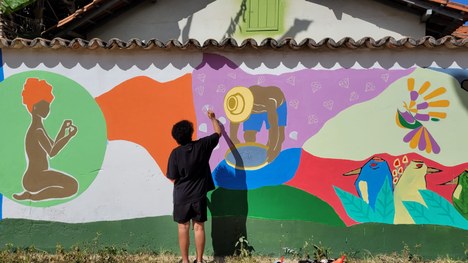Pintura de primeiro mural coletivo  realizado pelo Projeto Colorindo Identidades - UFVJM - 3.jpeg