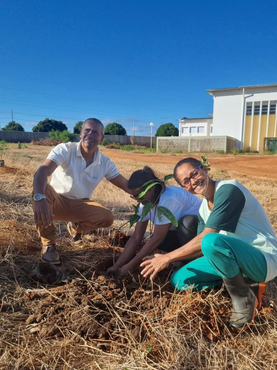 Campus Janaúba recebe doação e realiza plantio de mudas de árvores nativas e frutíferas - Imagem 5