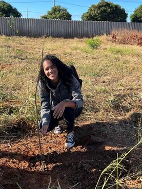 Campus Janaúba recebe doação e realiza plantio de mudas de árvores nativas e frutíferas - Imagem 7