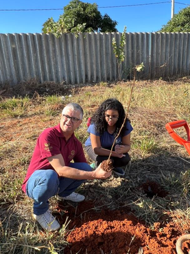 Campus Janaúba recebe doação e realiza plantio de mudas de árvores nativas e frutíferas - Imagem 8