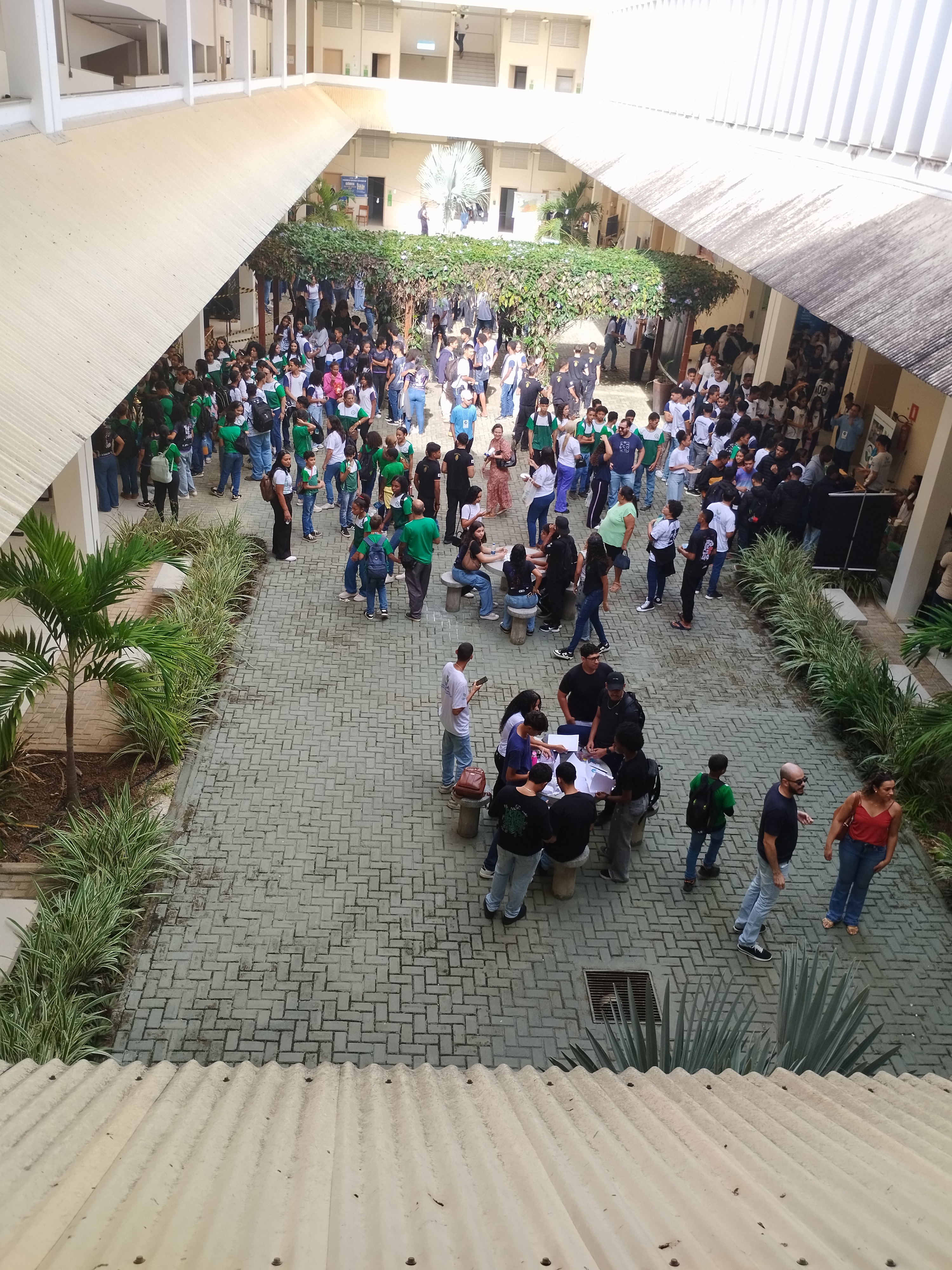 Mostra de Profissões #VemPraUFVJM reúne 76 escolas de 31 municípios no Campus do Mucuri 02