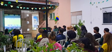 Moradores da MEU assistindo Moradores da MEU assistindo