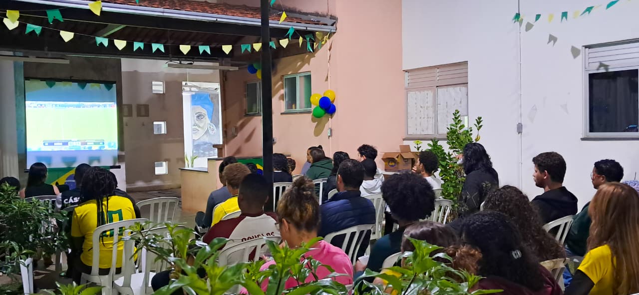 Moradores da MEU assistindo