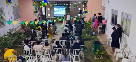 Moradores Assistindo Moradores Assistindo
